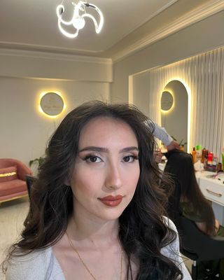 Salonda yapılmış dalgalı saç ve makyaj